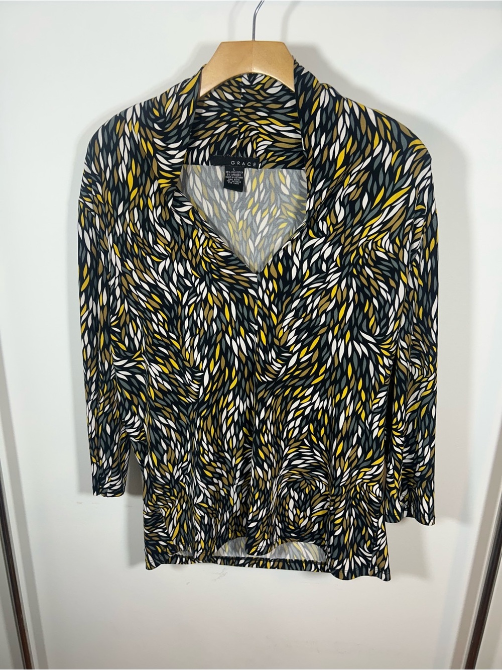 Grace Multicolor Leaf-Print V-Neck Blouse in Black, Yellow & White